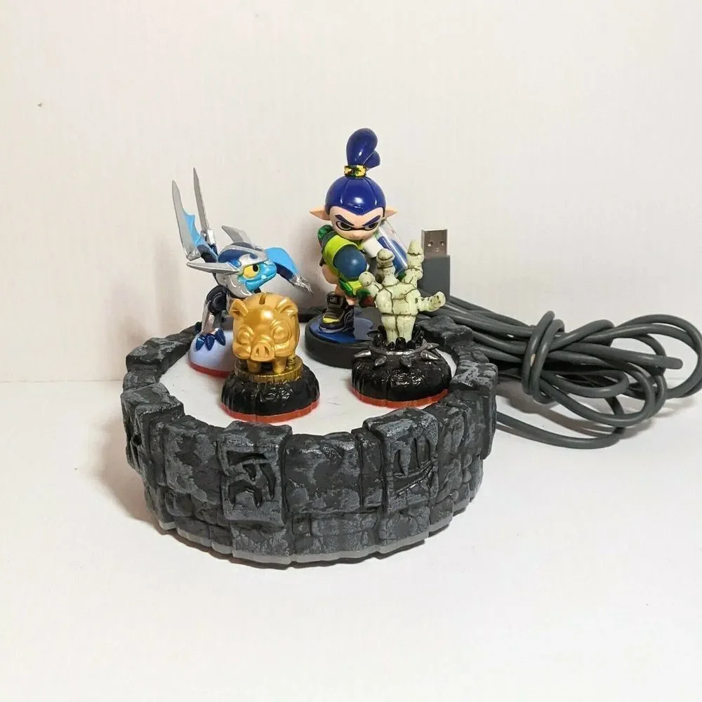 SKYLANDERS Portal of Power for XBOX , 4 Amiibos, Splatoon, Blades, Hand & Piggy